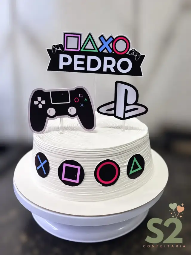 Bolo temático de videogame com topo personalizado